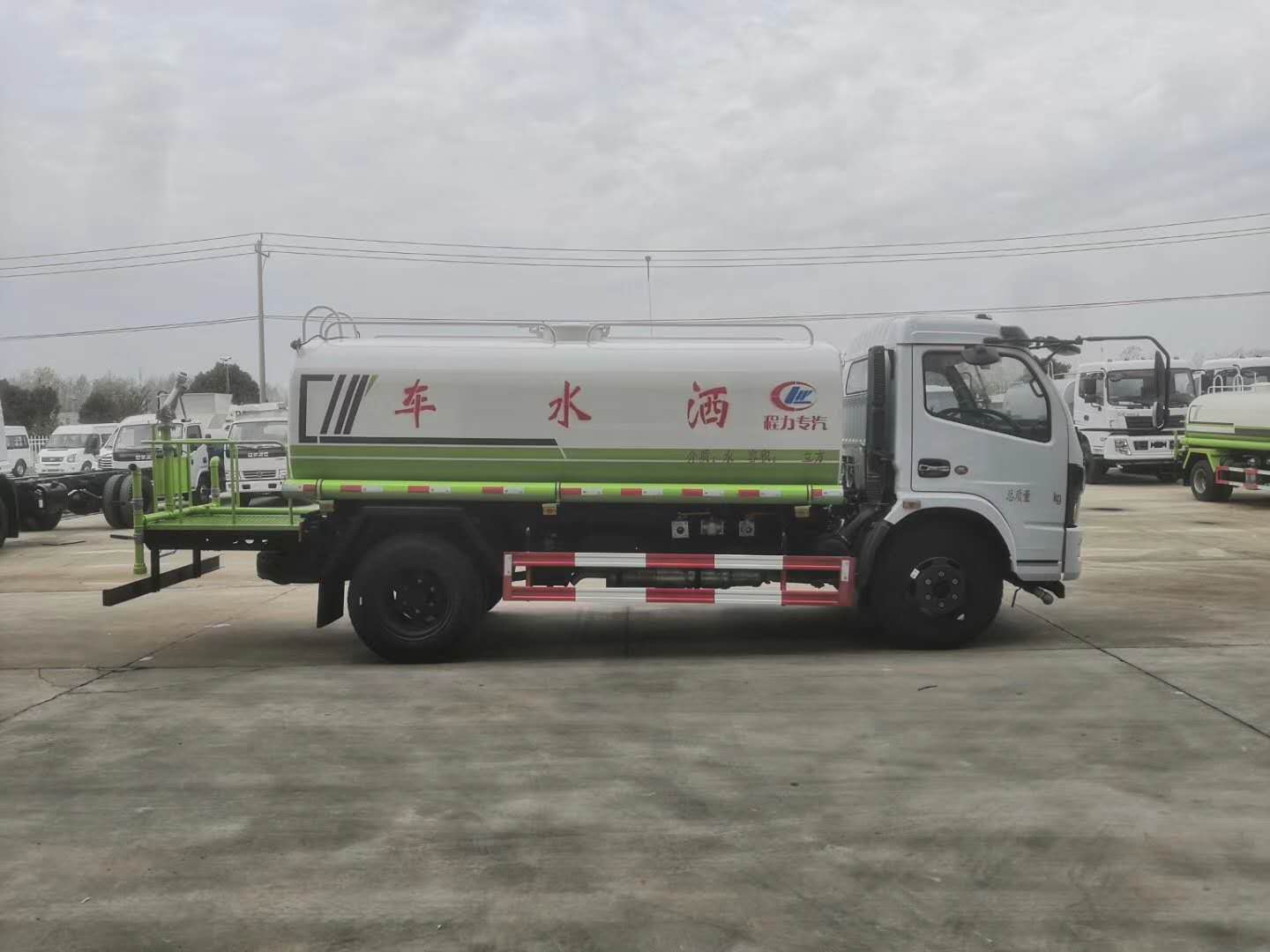 國六大多利卡8噸灑水車整車配置和圖片價(jià)格