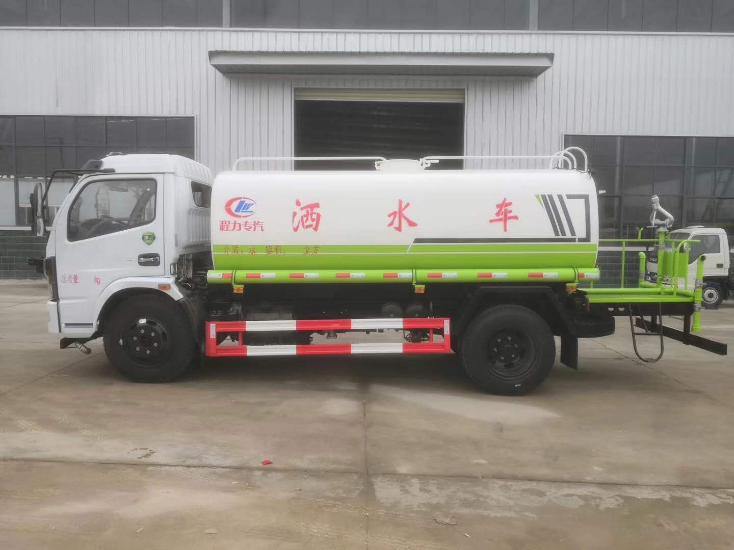 國六大多利卡8噸灑水車整車配置和圖片價(jià)格