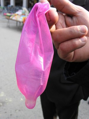 組圖:黑心商家太缺德 廢棄安全套隨食品贈學(xué)生